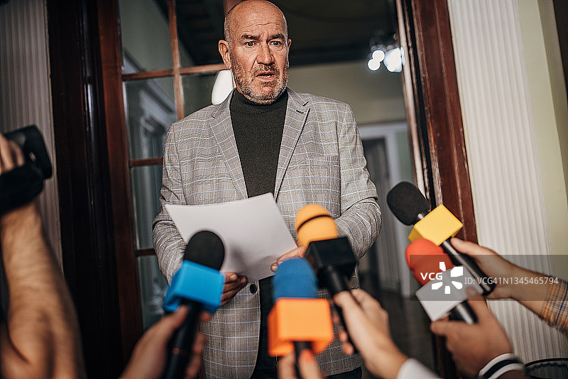 男政客发表声明图片素材