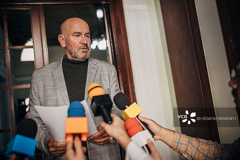 男政客发表声明图片素材