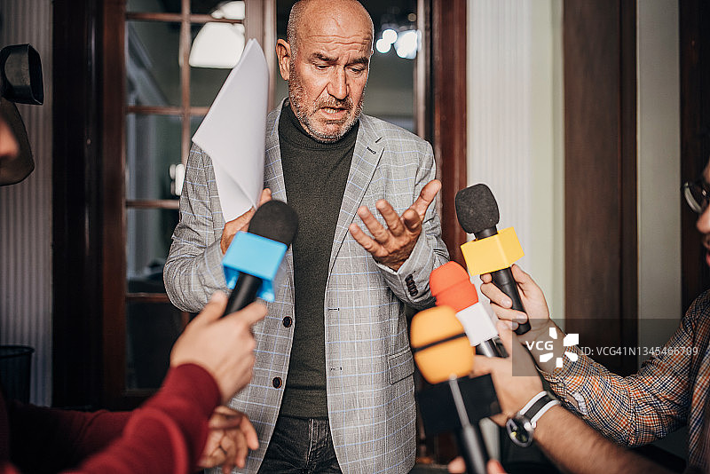 与媒体交谈的男政客图片素材