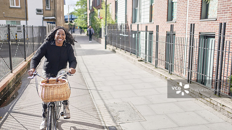 一位活跃的女士正在骑自行车图片素材