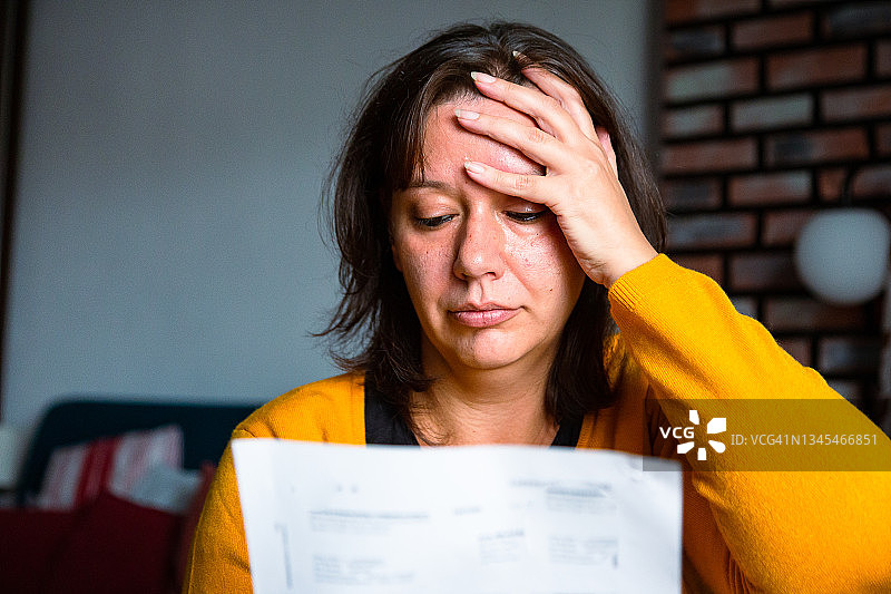 在家核对账单的焦虑女性图片素材