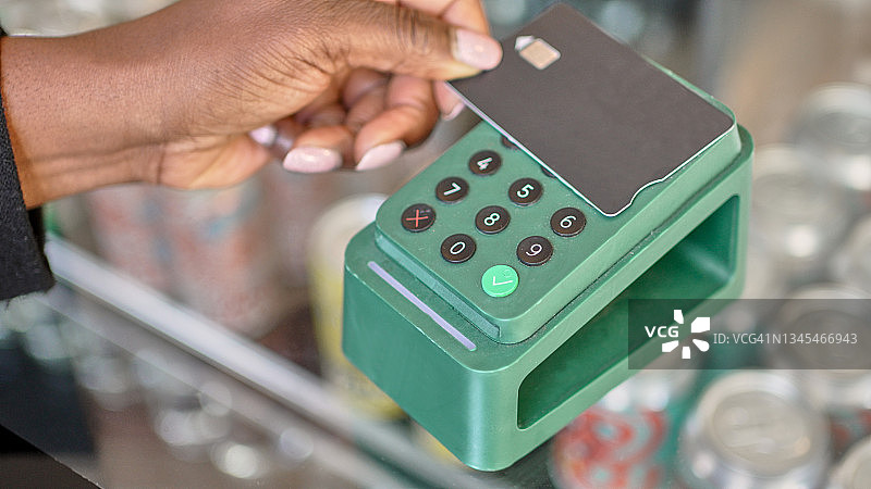 使用非接触式支付机图片素材