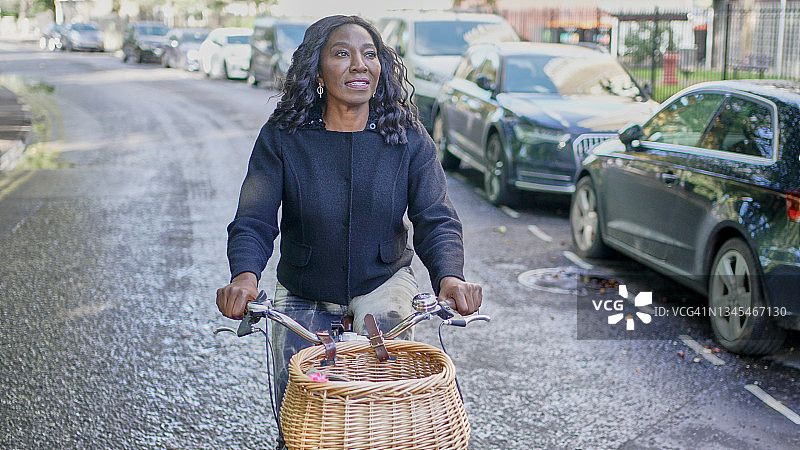 一位活跃的女士正在骑自行车图片素材