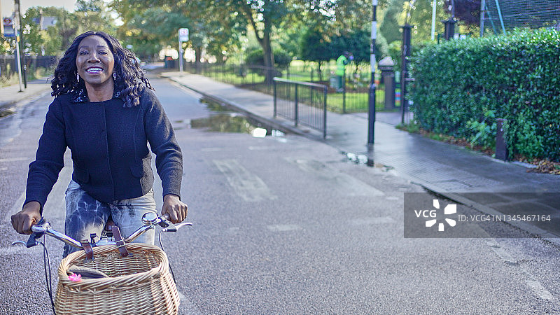 一位活跃的女士正在骑自行车图片素材