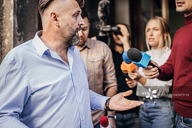 男政客面对记者图片素材