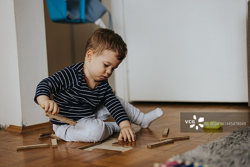 可爱的小木匠图片素材