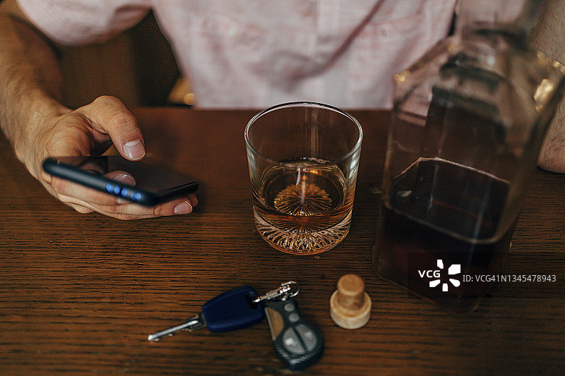 在酒吧里的男人图片素材