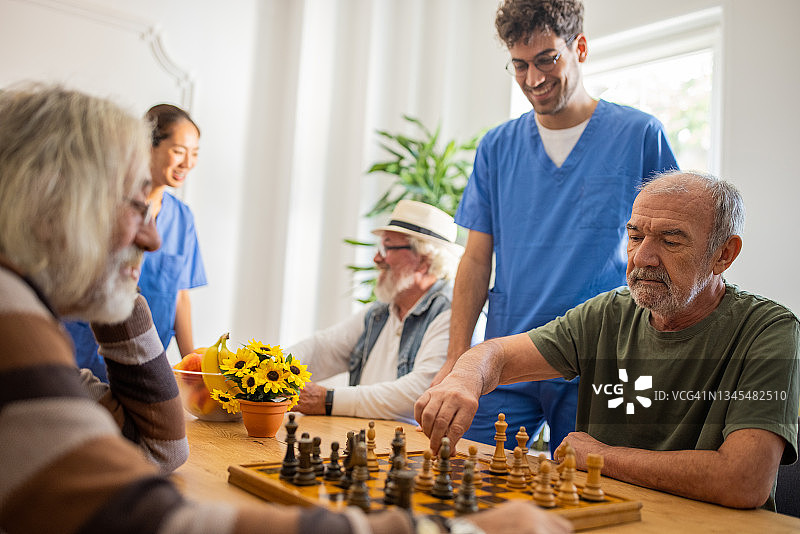 在养老院下象棋的年长的男人图片素材