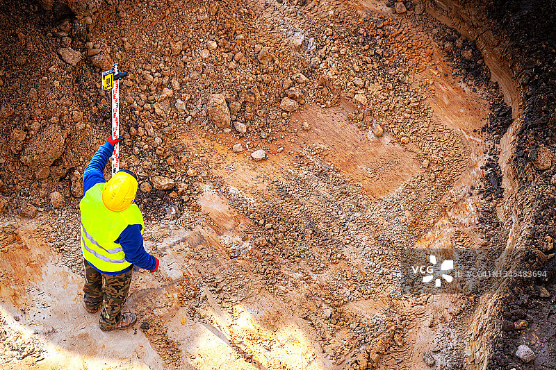 建筑工地上的测量员图片素材