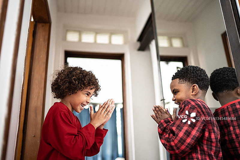 兄弟俩在家中走廊里计划着什么图片素材
