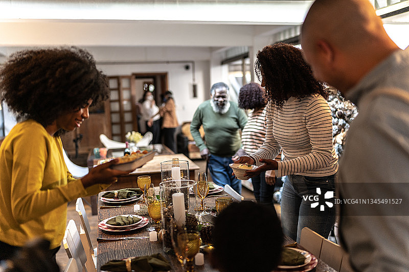 一家人到家，一起享用圣诞午餐或晚餐图片素材