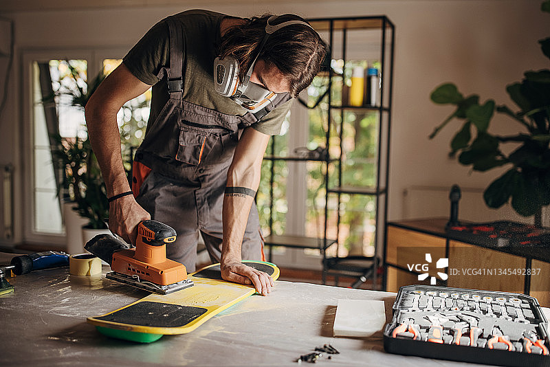 青年男子打磨滑板图片素材