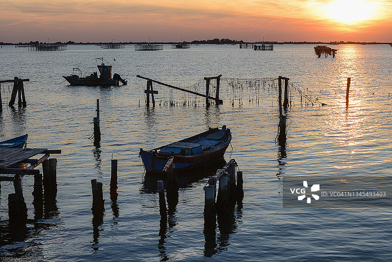 意大利波河三角洲海湾的日落图片素材