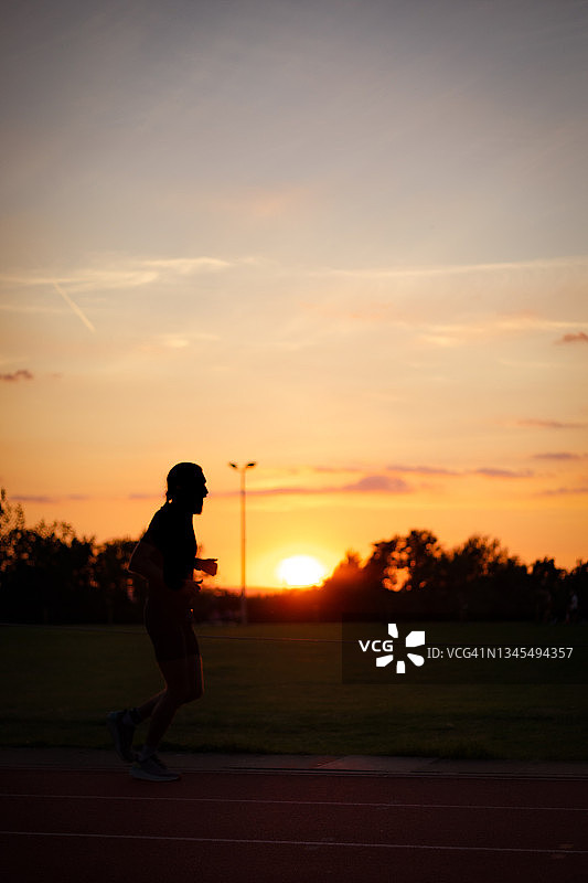 跑道上的跑步者图片素材
