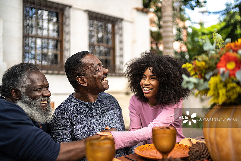 感恩节在家中家庭成员互相问候图片素材