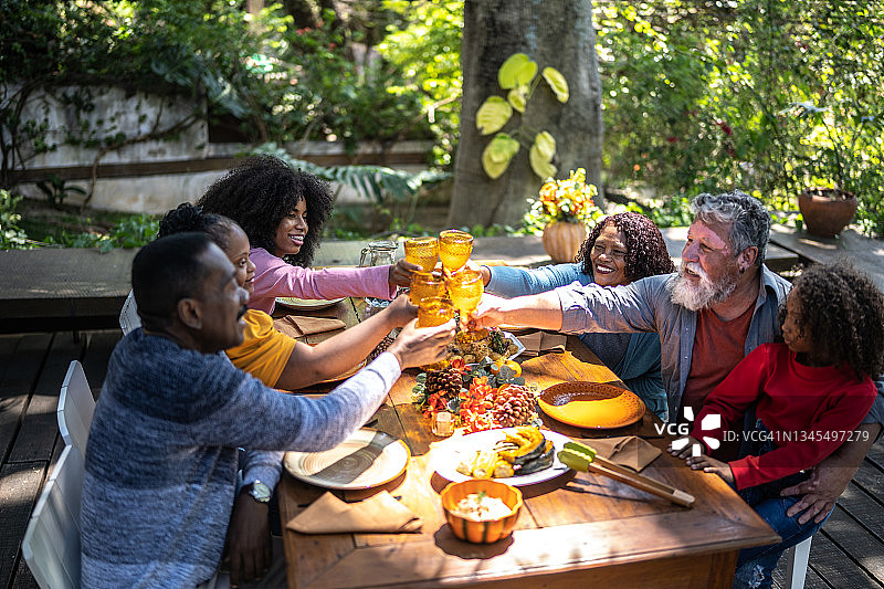 感恩节一家人在家举杯庆祝图片素材