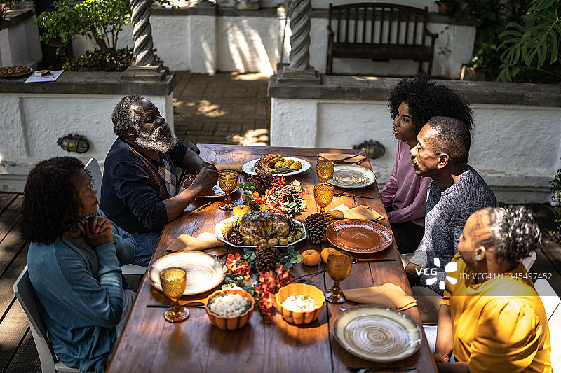 感恩节午餐前，全家在家中感恩祈祷，包括一位有特殊需求的年轻女性图片素材