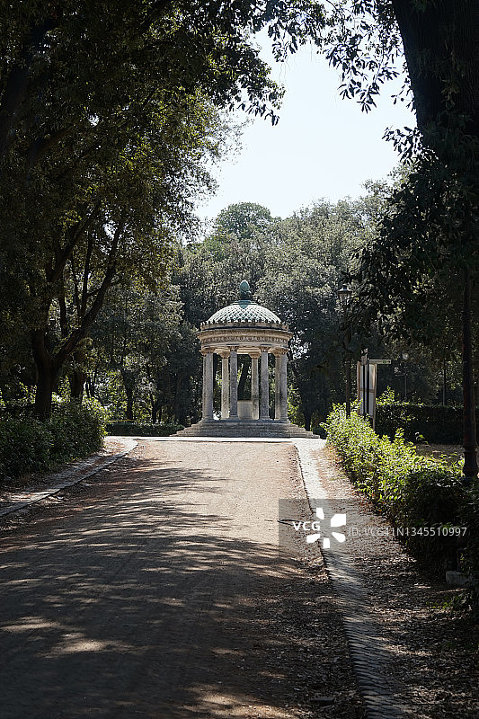 远眺意大利罗马戴安娜神庙，阳光明媚图片素材