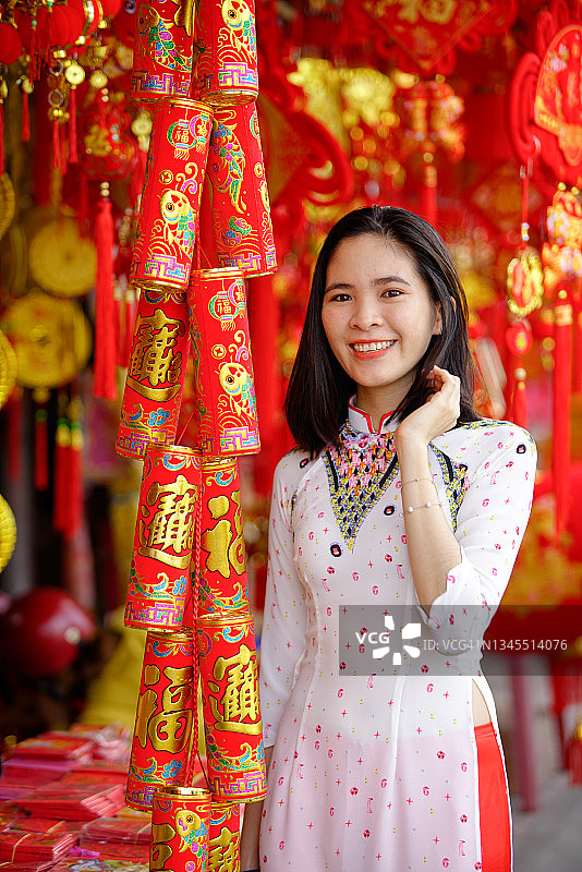 越南女孩购买装饰品，为越南新年做准备图片素材