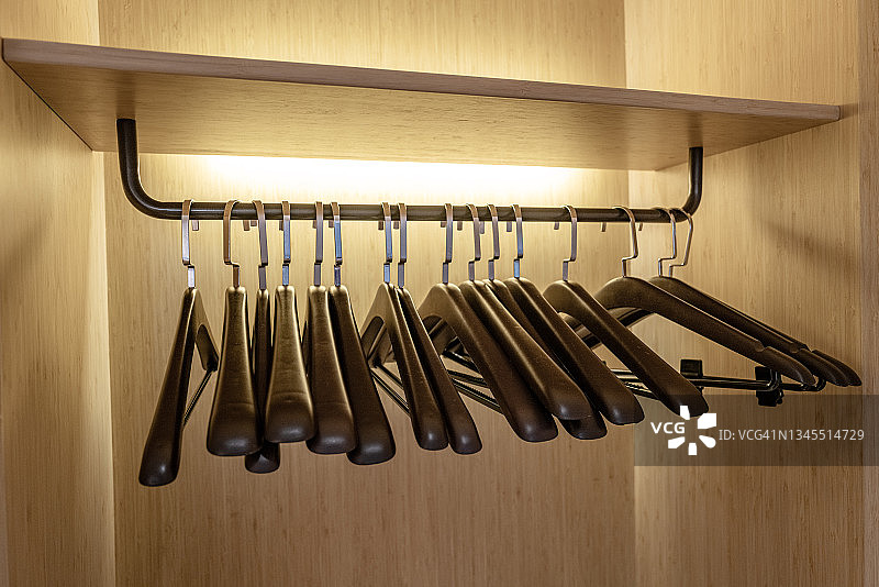 衣柜里的一排衣架图片素材