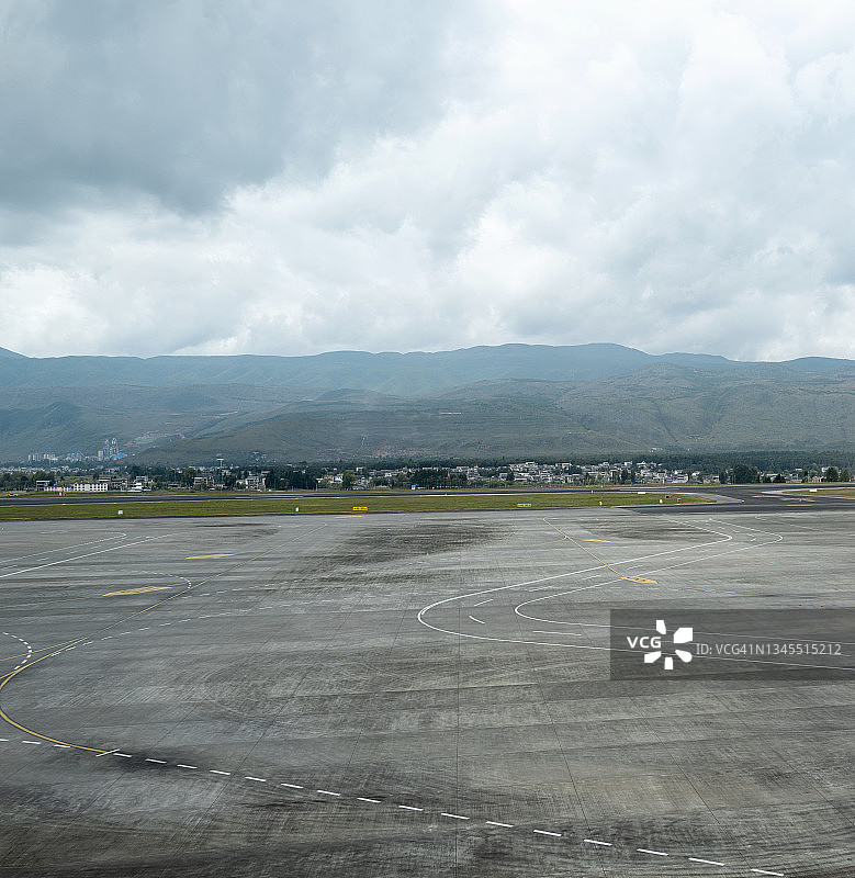 空旷的机场停机坪图片素材