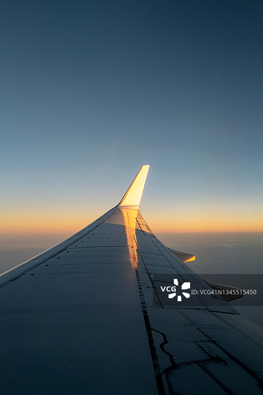 空中飞行的机翼上的日落地图图片素材