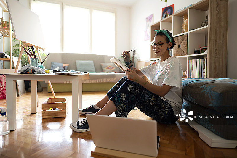 寻求更多绘画知识的人图片素材