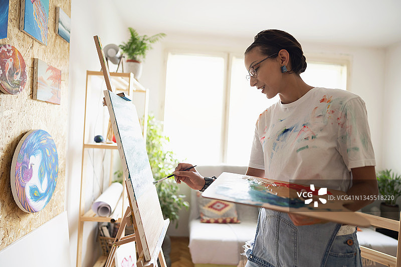 享受绘画乐趣的创意女艺术家图片素材
