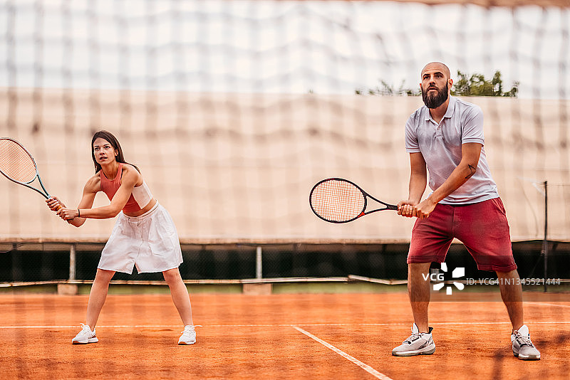 网球运动员打混双比赛图片素材