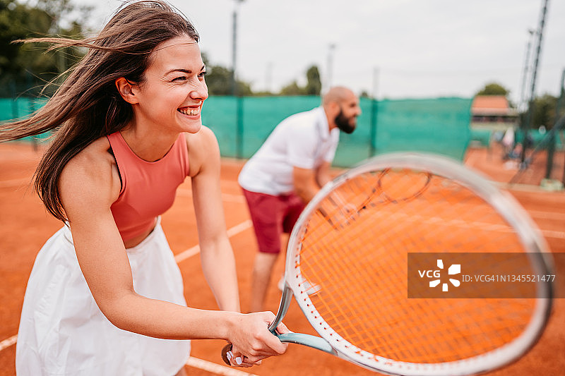 网球运动员打混双比赛图片素材