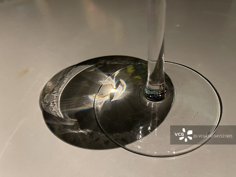 高脚杯的底部及其阴影图片素材