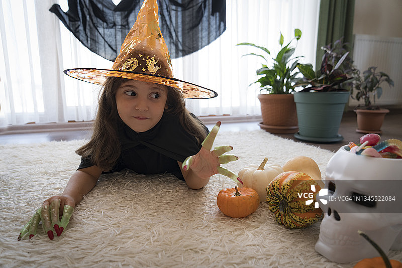 身穿万圣节服装的小女孩图片素材