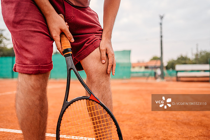 男子在打网球时膝盖疼痛图片素材