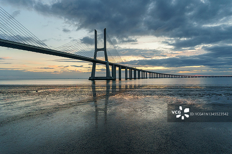 瓦斯科·达·伽马大桥：横跨特茹河的世界最长桥梁之一，里斯本图片素材