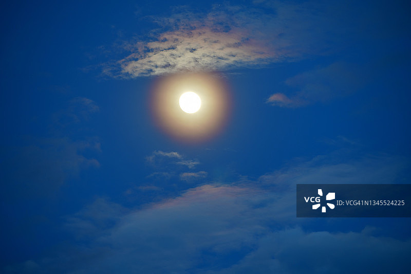 明亮的满月图片素材