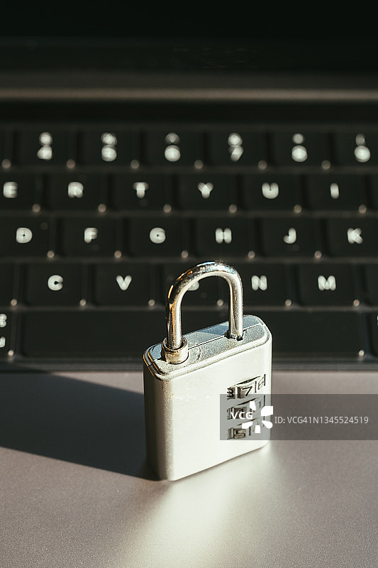 笔记本电脑上的锁：计算机保护和网络安全概念图片素材