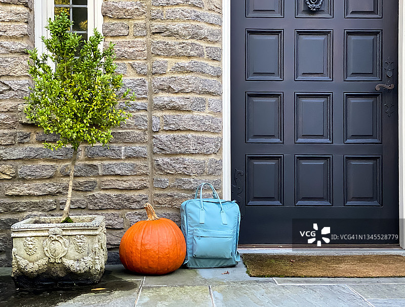 带有节日南瓜装饰的前门：家庭、节日、聚会时节图片素材