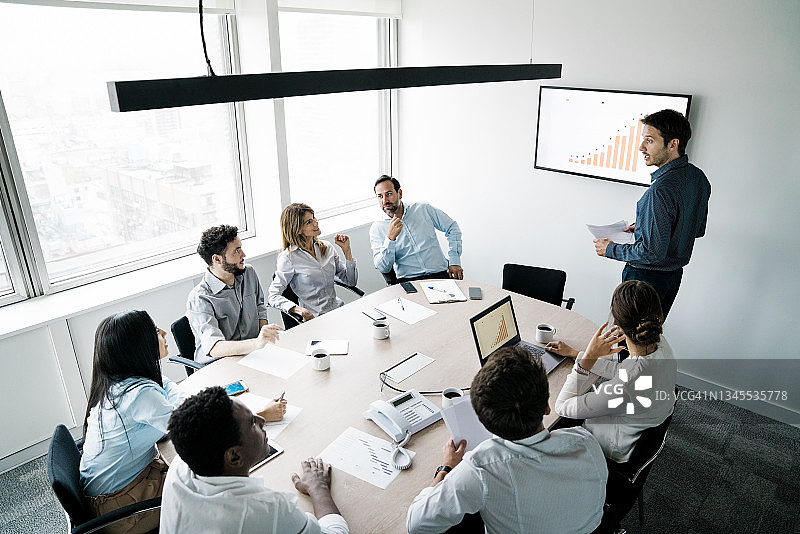 商人向团队进行演示图片素材