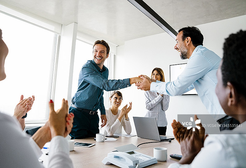 团队祝贺同事在会议中获得晋升图片素材