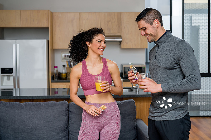 幸福夫妇享用健康运动后小吃图片素材