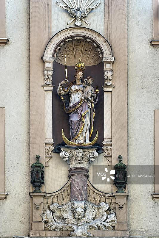 德国慕尼黑哈拉斯建筑立面，含圣母子雕像。图片素材