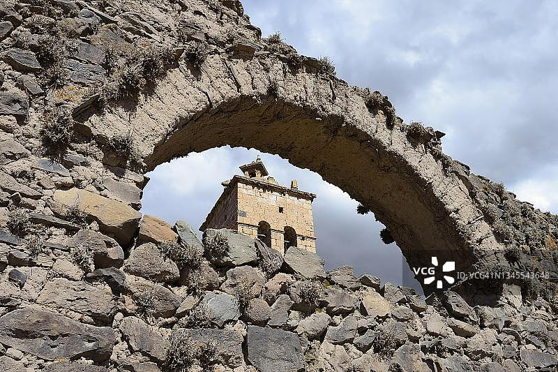 秘鲁普诺省丘奎托的圣多明戈教堂，印加遗址后的教堂塔楼图片素材