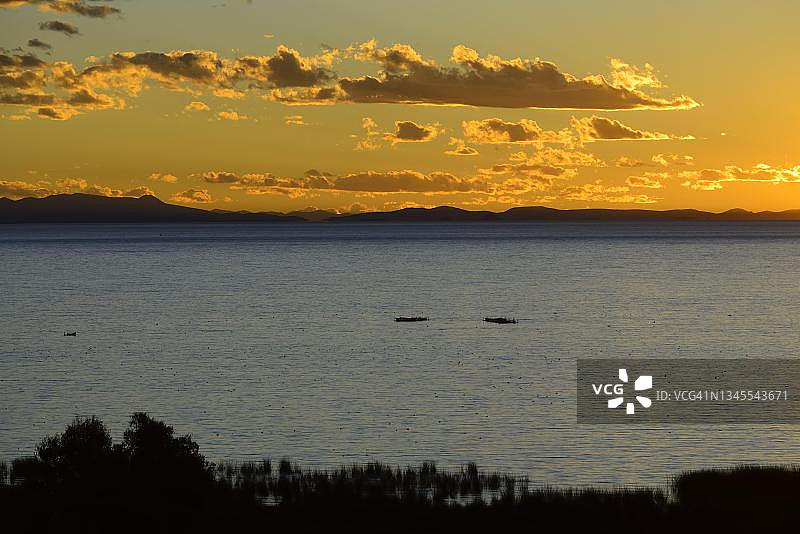 秘鲁普诺省的的喀喀湖上空的云层日落图片素材