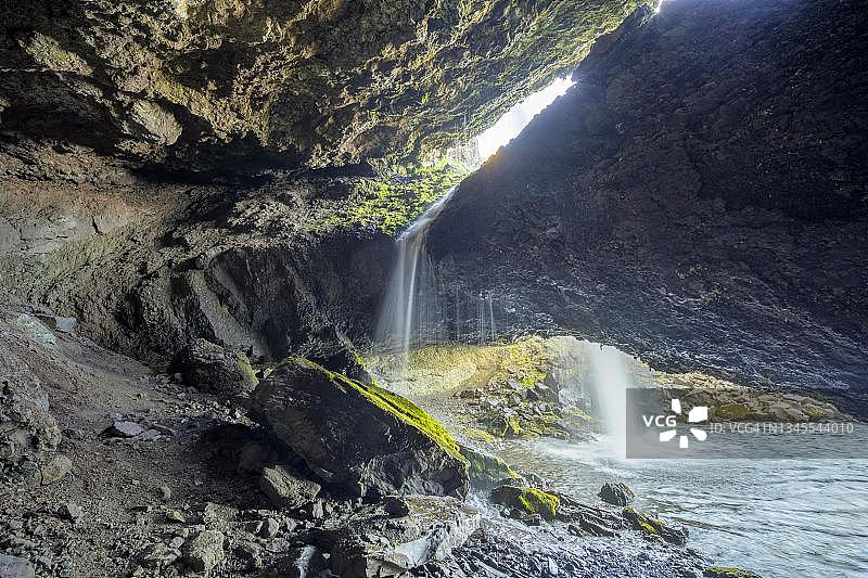 冰岛东部区斯图德瓦尔弗约杜尔的吉尔萨福斯洞穴瀑布图片素材