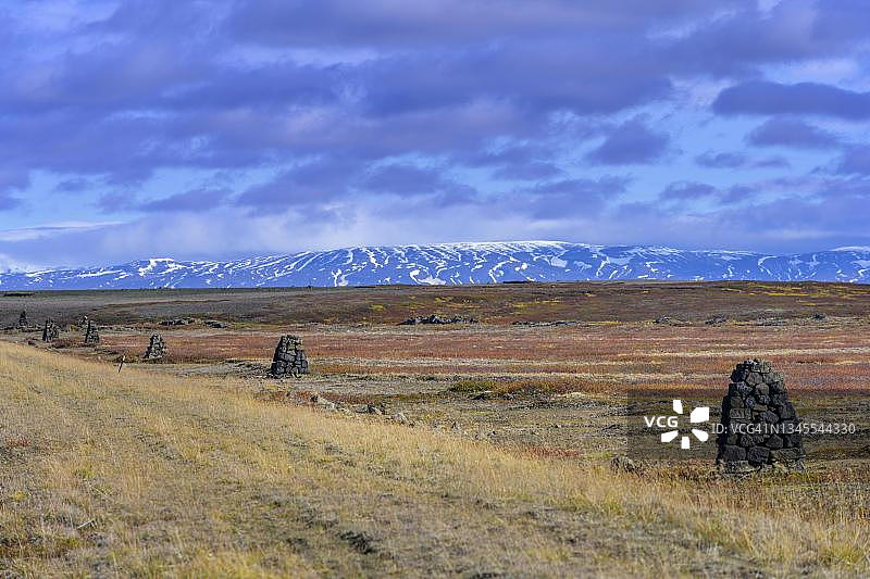 冰岛东北区米湖环路附近的带石堆的旧路标图片素材