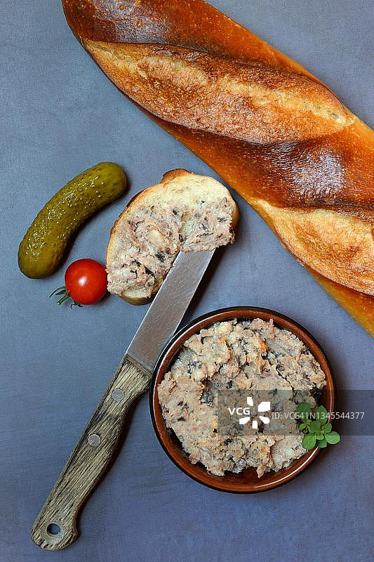 法式肉冻和面包片图片素材