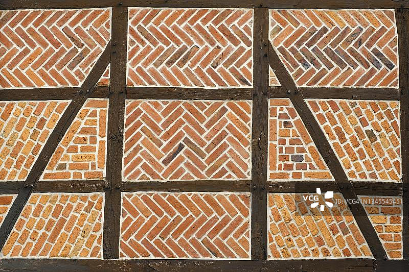 德国北莱茵-威斯特法伦州黑尔福德的半木结构砖砌外墙图片素材