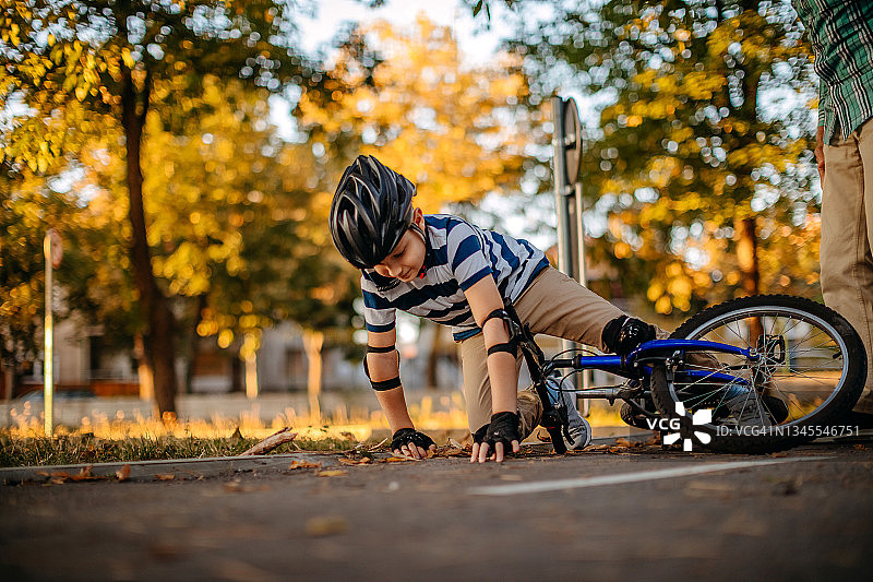 儿童学习骑自行车图片素材