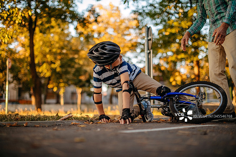 儿童学习骑自行车图片素材