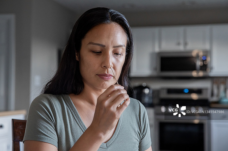 中年妇女进行新冠病毒自测图片素材